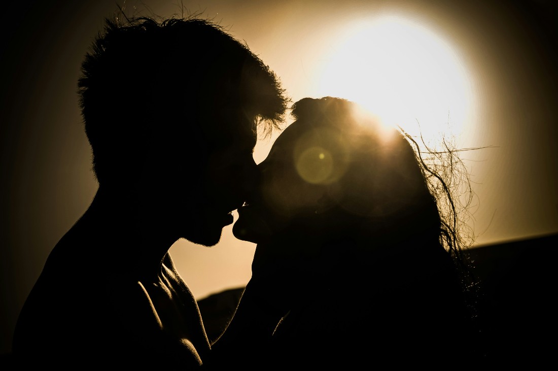 kiss under sun